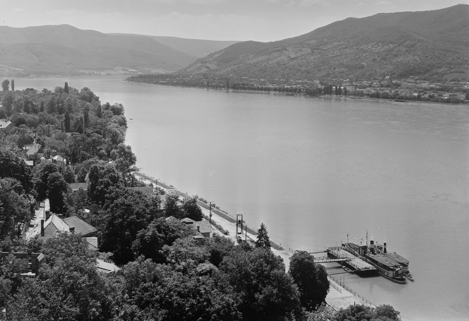 Hungary,Danube Bend, Visegrád, hajóállomás, a túlparton Nagymaros., 1960, UVATERV, ship, picture, Fortepan #91717