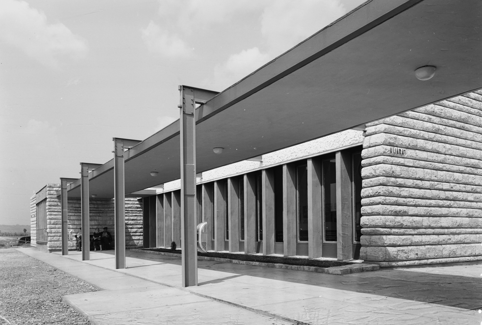 Hungary, Hejőkeresztúr, vasútállomás., 1960, UVATERV, train station, trash can, Fortepan #91721