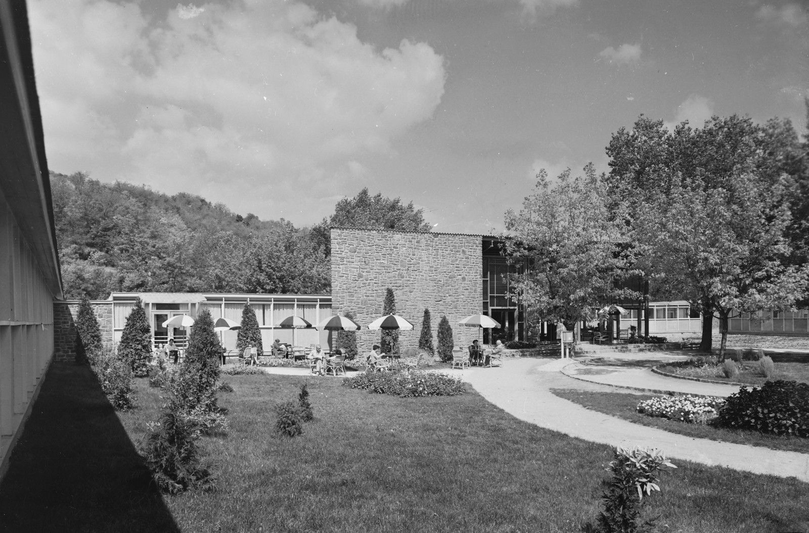 Magyarország,Balaton, Tihany, Motel, főépület., 1959, UVATERV, nyaralás, napernyő, park, Fortepan #91729