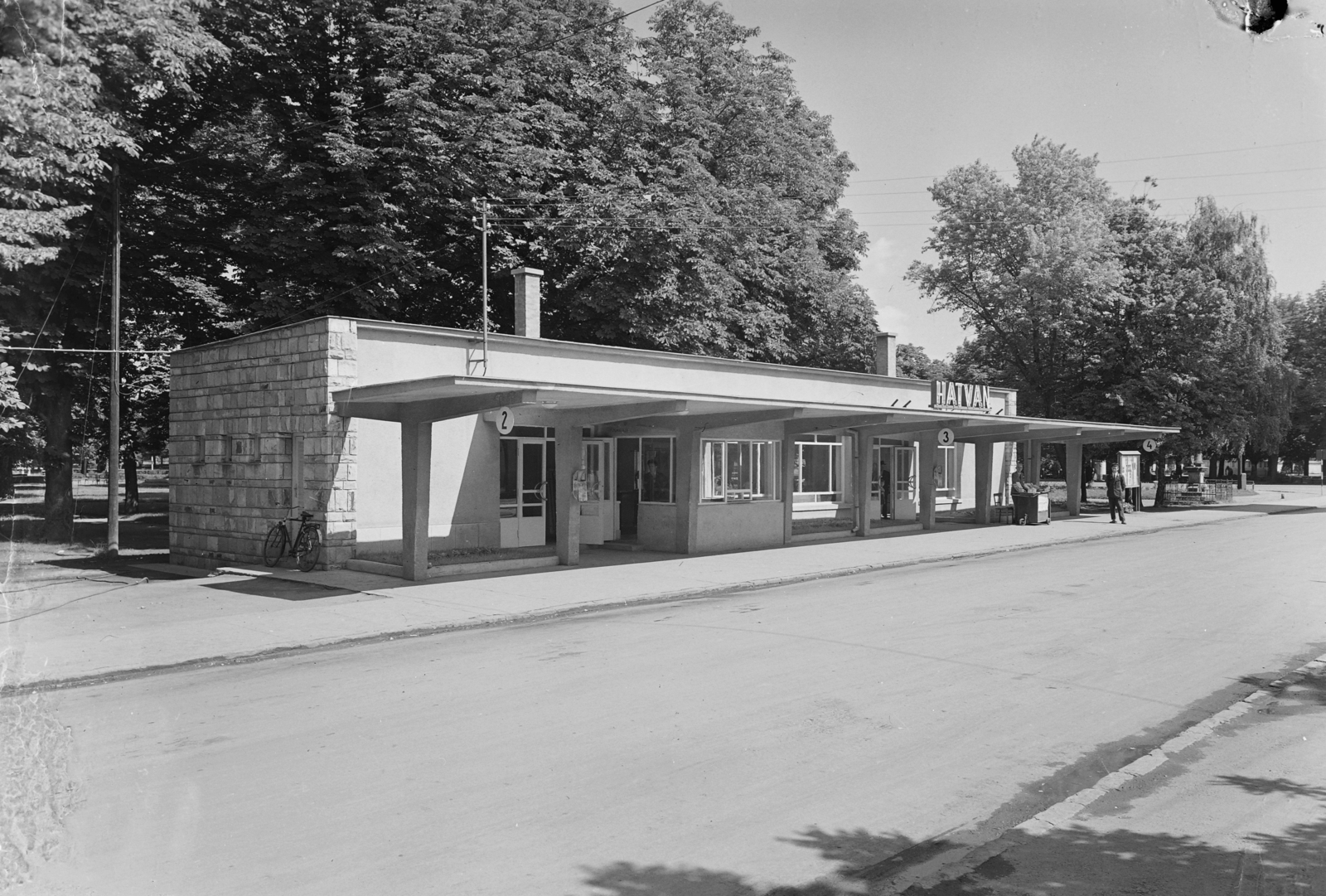 Hungary, Hatvan, autóbusz-állomás., 1960, UVATERV, place-name signs, bus stop, Fortepan #91755