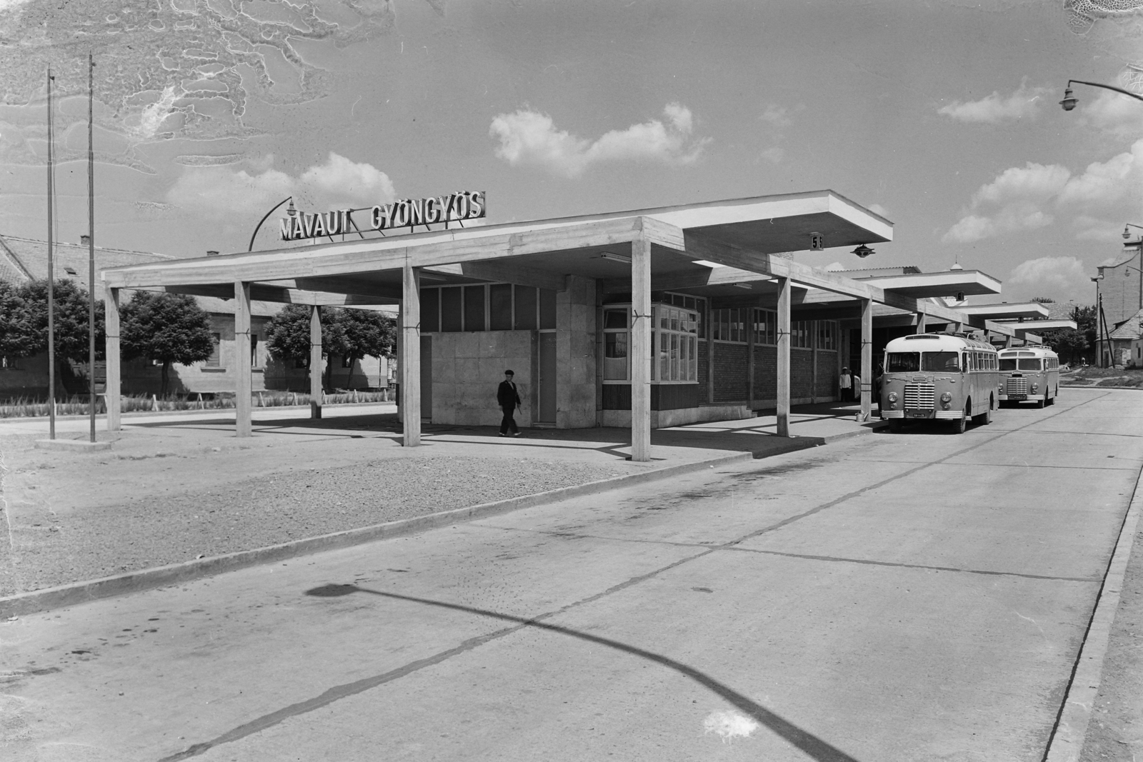 Hungary, Gyöngyös, Koháry út (Április 4. körút), autóbusz-pályaudvar., 1960, UVATERV, bus terminal, place-name signs, bus stop, Fortepan #91756