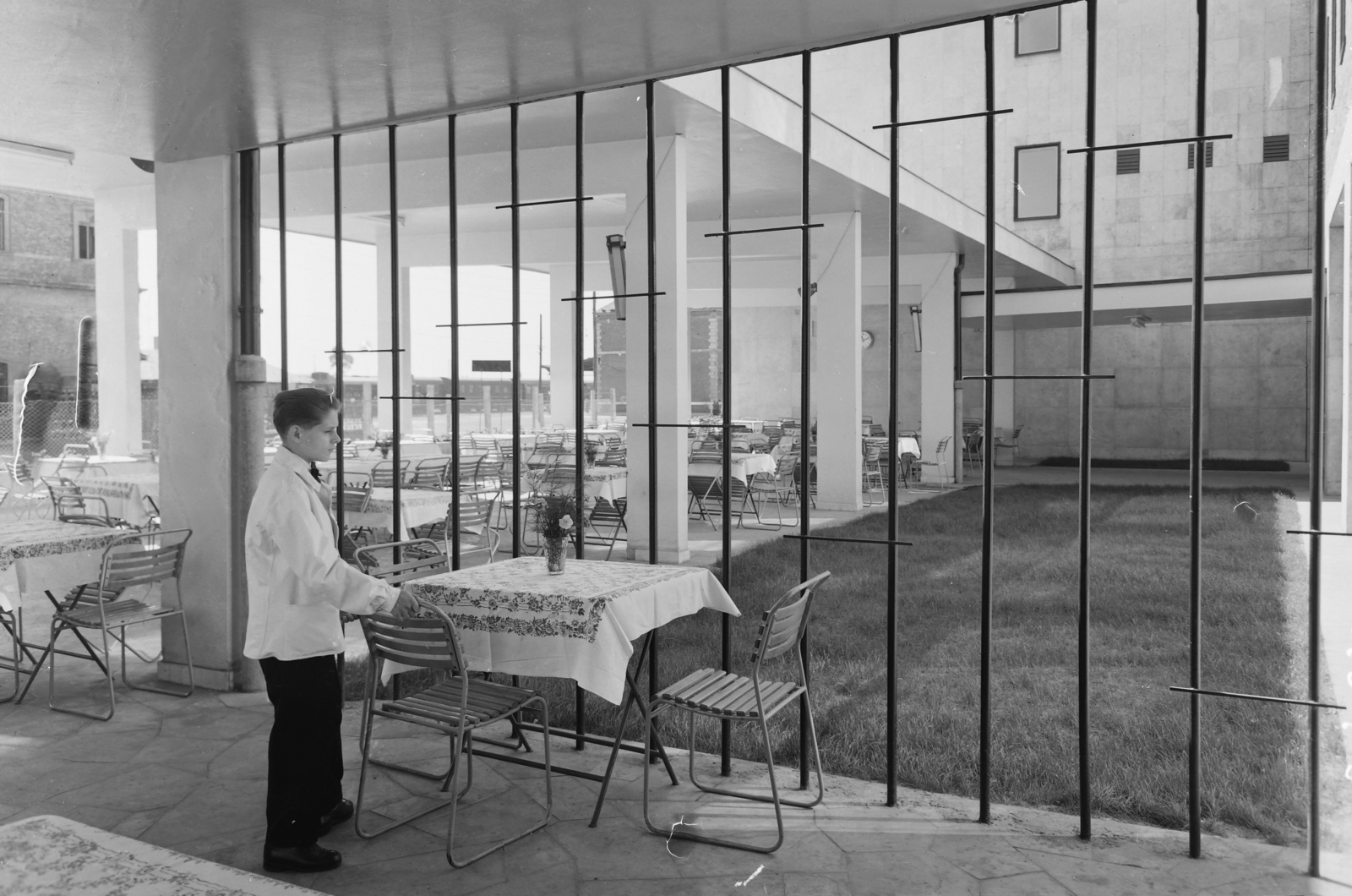 Hungary, Debrecen, Nagyállomás, étterem., 1961, UVATERV, garden furniture, outdoor chair, waiter, modern architecture, Fortepan #91770