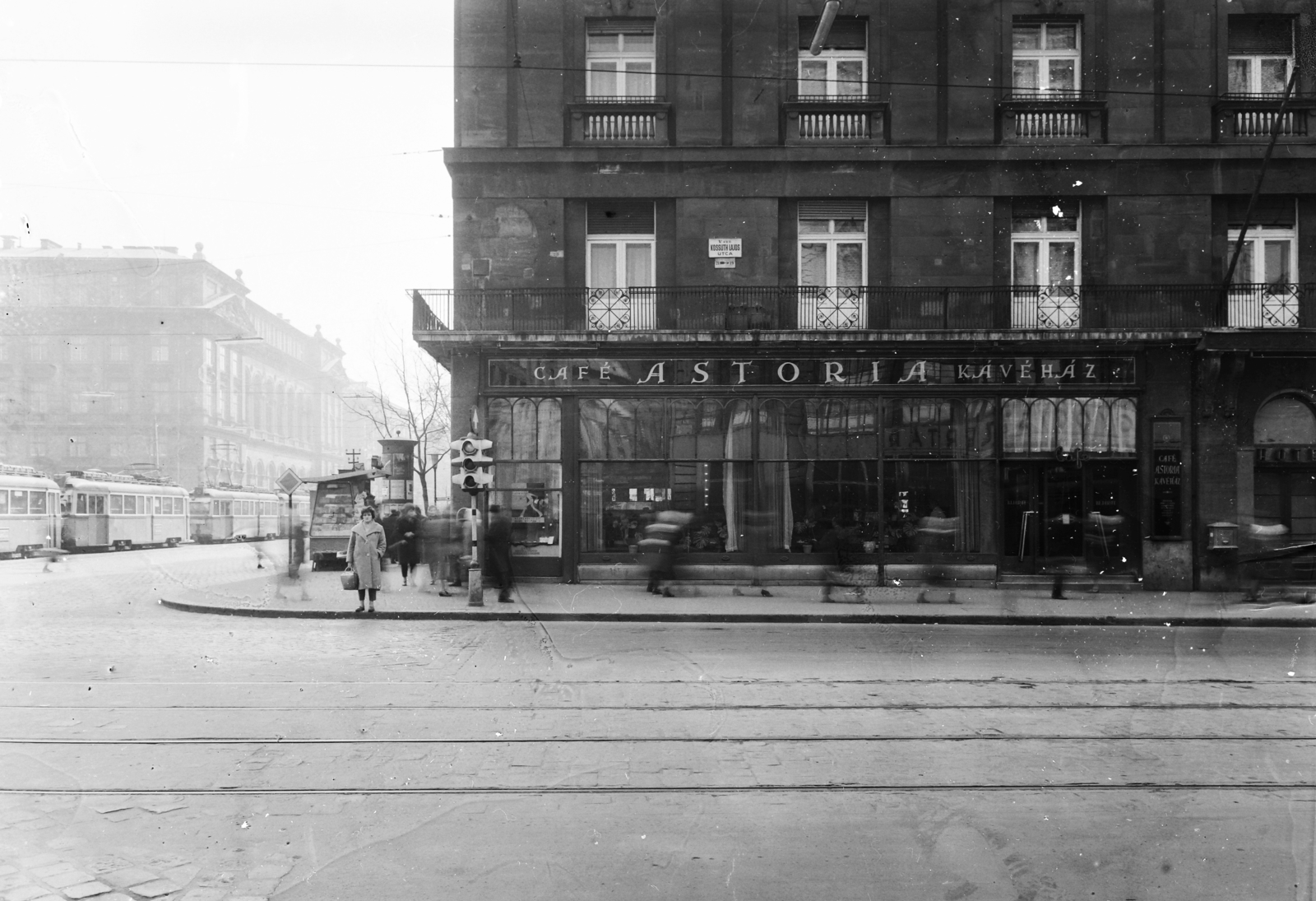 Hungary, Budapest V., Kossuth Lajos utca az Astoria kereszteződésnél. Szemben az Astoria Szálló, balra a Múzeum körúton az ELTE épülete., 1962, UVATERV, Budapest, Fortepan #91780