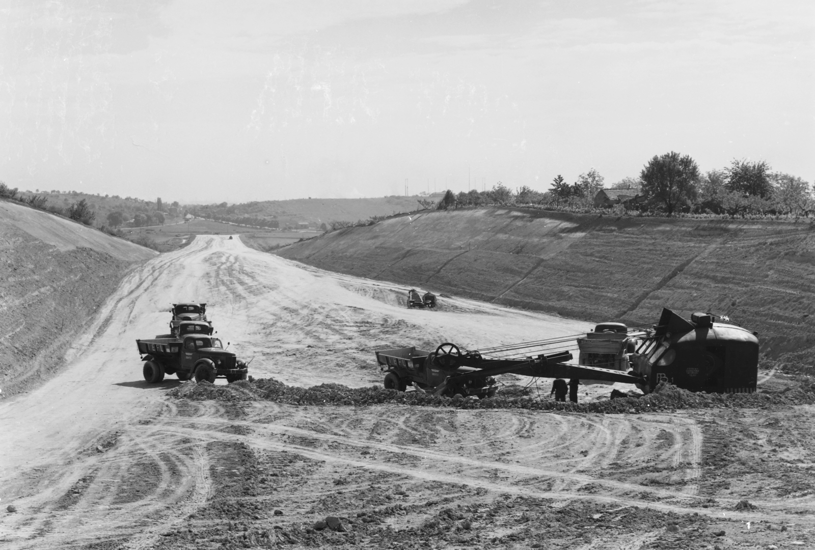 Magyarország, Budapest XI., az M1-M7 autópálya közös szakasza a mai Egér út irányából a város felé nézve., 1962, UVATERV, teherautó, útépítés, markológép, Budapest, Fortepan #91792