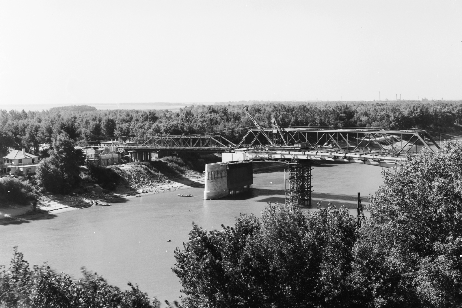 Hungary, Szolnok, a közúti híd építése, mellette az ideiglenes pillérekre tolt előző híd., 1962, UVATERV, bridge, Tisza bridge, bridge building, Fortepan #91800