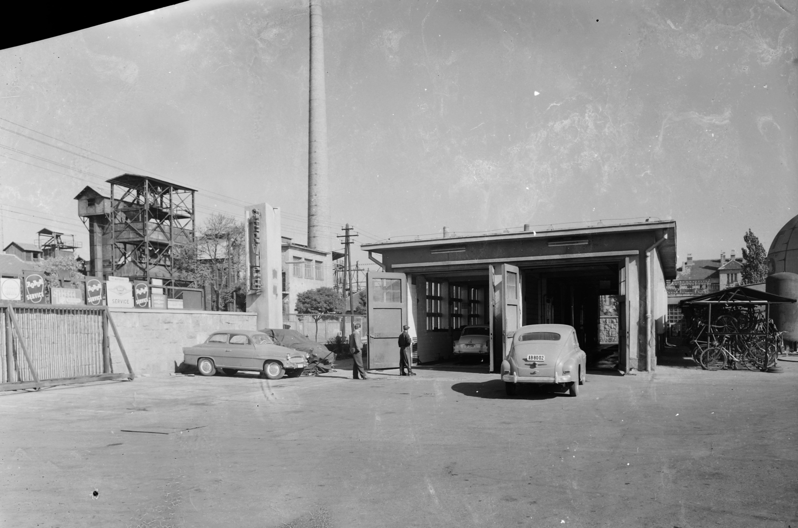 Magyarország, Győr, Budai úti autószervíz, balra a Gázgyár., 1969, UVATERV, Skoda-márka, gépjárműszerviz, automobil, GAZ M20 Pobeda, Skoda Octavia, rendszám, gyárkémény, kerékpár, kerékpár tároló, Fortepan #91803