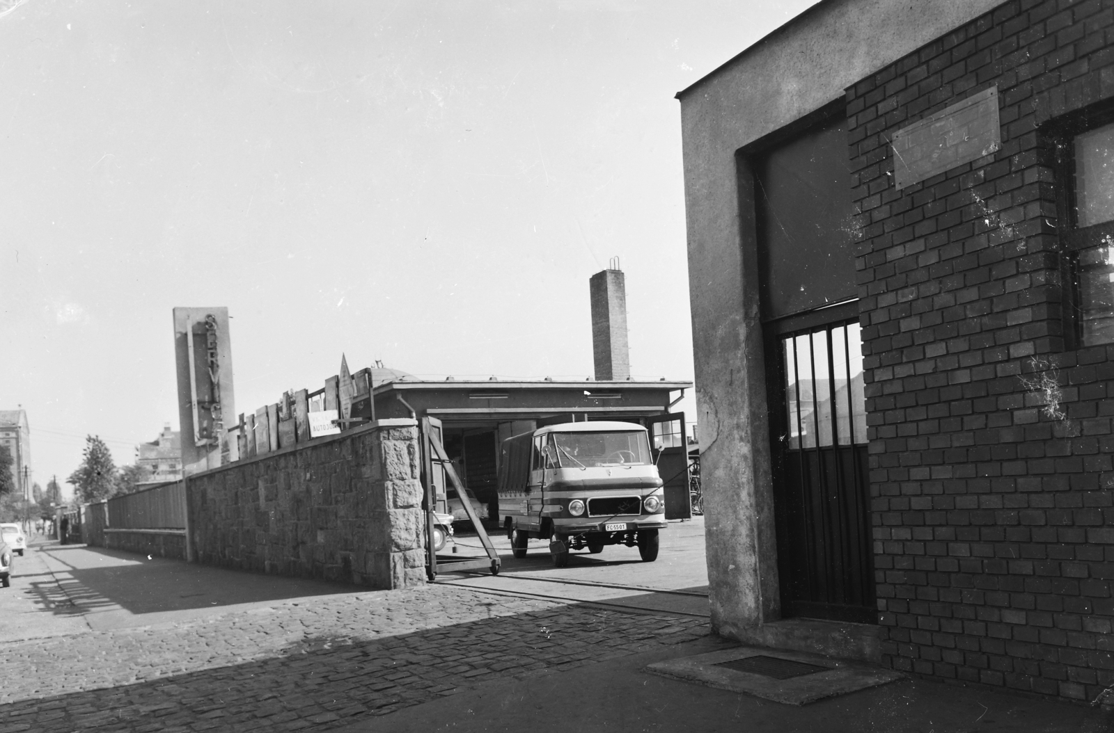 Magyarország, Győr, Budai út, az autószervíz bejárata a Szeszgyár utca irányába nézve., 1969, UVATERV, Zuk-márka, Skoda Octavia, Wartburg 311/312, Trabant 600, Fortepan #91804