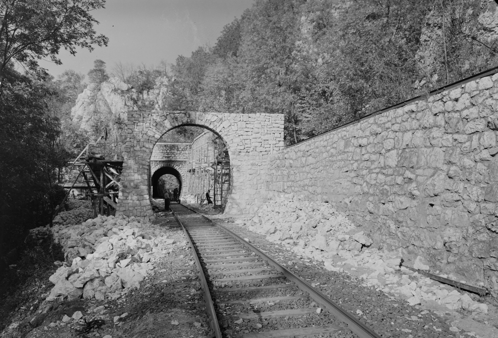 Hungary, Bakony, kéregalagút építése a Cuha patak völgyében, a Győr-Veszprém vasútvonalon., 1962, UVATERV, railway, tunnel, Fortepan #91806