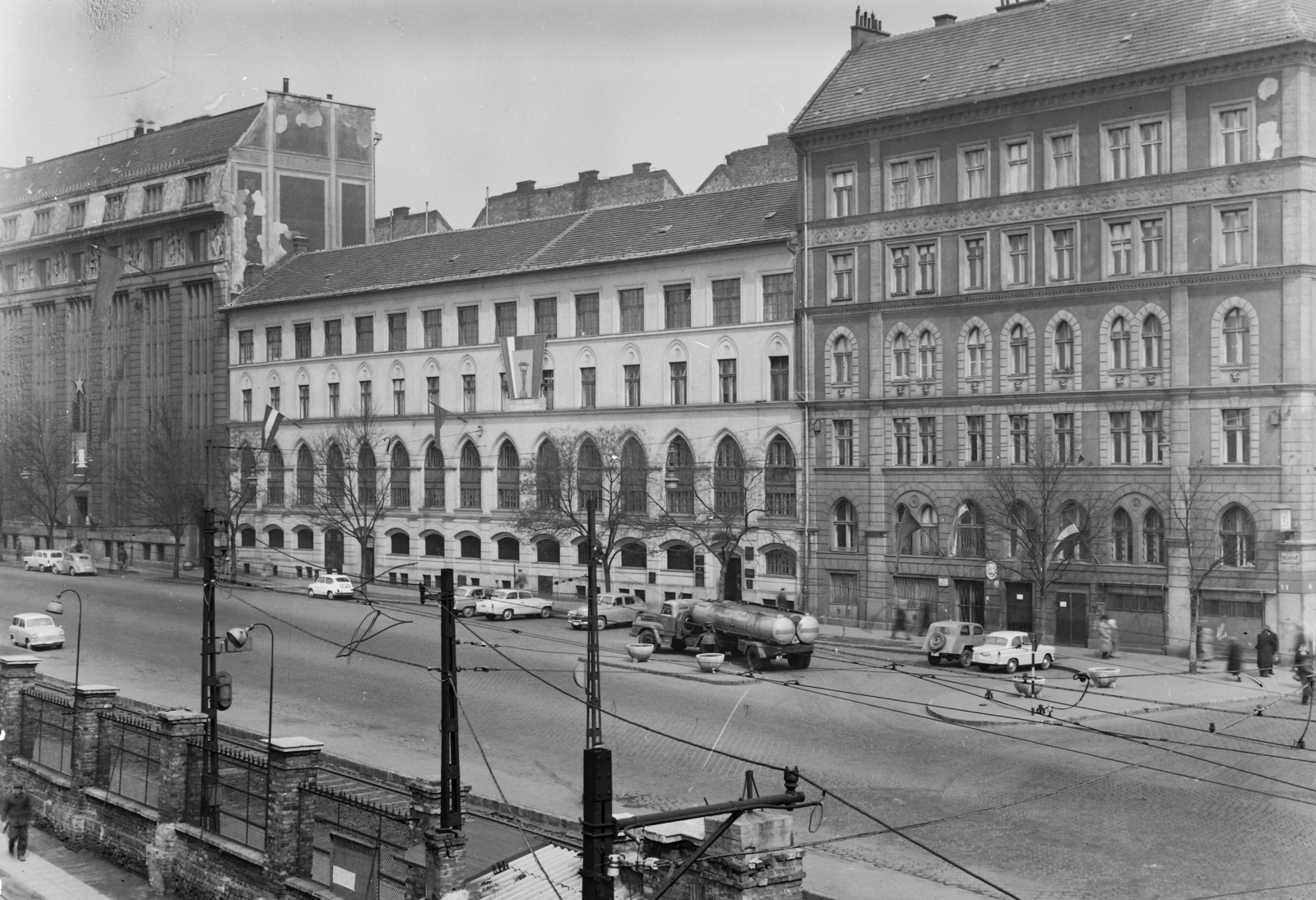 Magyarország, Budapest IX., Közraktár utca a Petőfi hídról nézve., 1962, UVATERV, GAZ M20 Pobeda, Skoda Octavia, Moszkvics 423, Trabant 500, Moszkvics 407, Tatra 57B, Fiat 600, tartálykocsi, Budapest, Csepel 452, csúcsív, Fortepan #91817