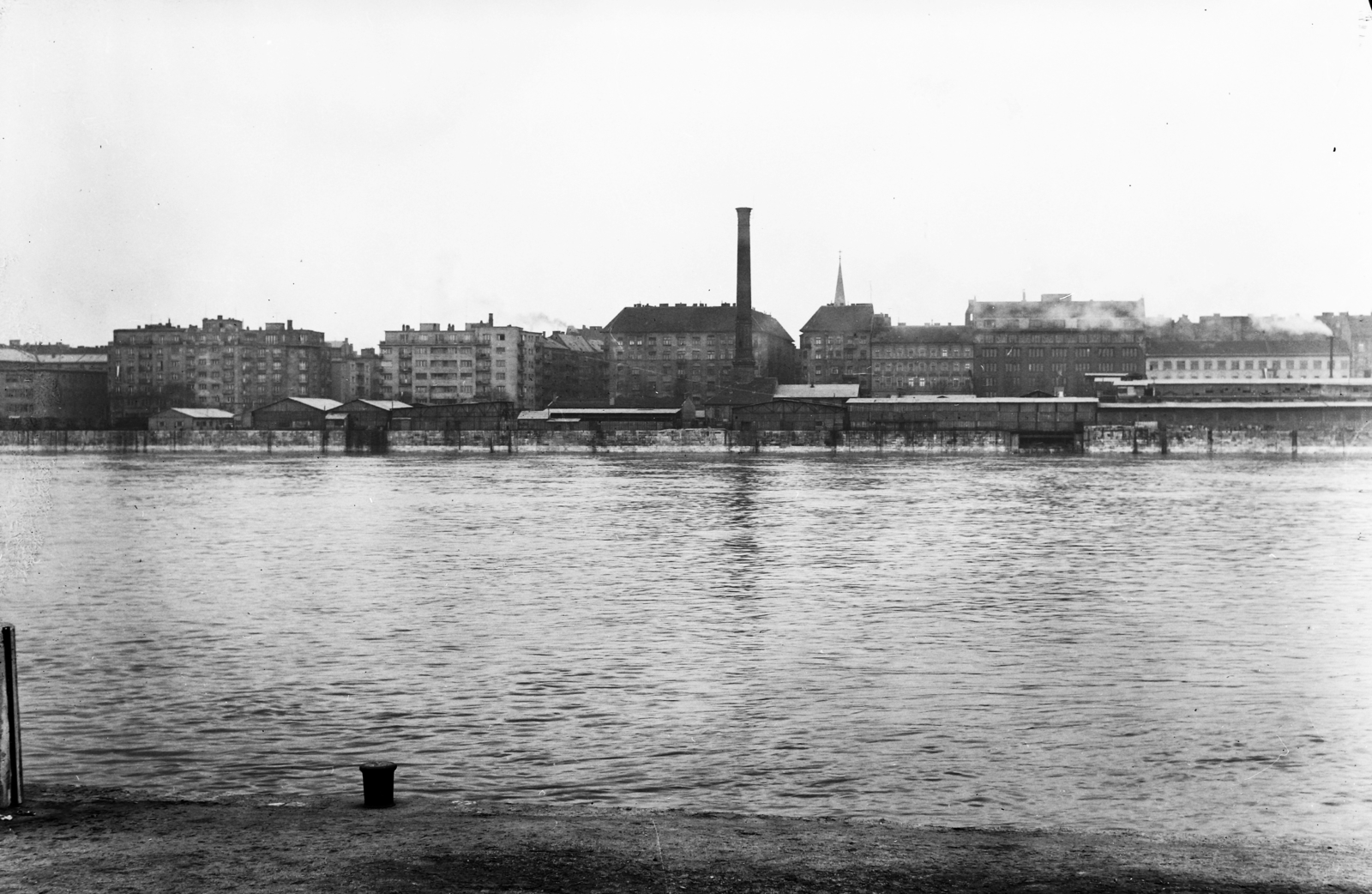 Hungary, Budapest IX.,Budapest XI., budai alsó rakpart a Budapesti Műszaki Egyetem (később Budapesti Műszaki és Gazdaságtudományi Egyetem) előtt, szemben az Elevátor-ház kéménye és a Közraktár utca házai., 1962, UVATERV, Budapest, Budapest University of Technology, Fortepan #91818