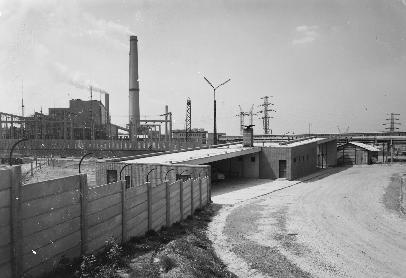 Hungary, Ajka, Hőerőmű, 1963, UVATERV, chimney, wire obstacle, power station, Fortepan #91826