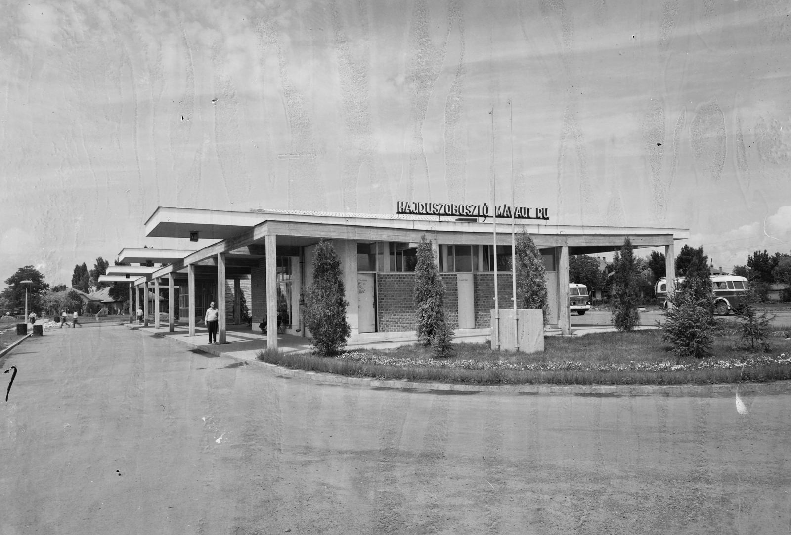 Hungary, Hajdúszoboszló, MÁVAUT autóbusz-pályaudvar., 1963, UVATERV, bus, Ikarus-brand, trailer, MÁVAUT-organisation, Ikarus 620, bus terminal, place-name signs, bus stop, Fortepan #91833