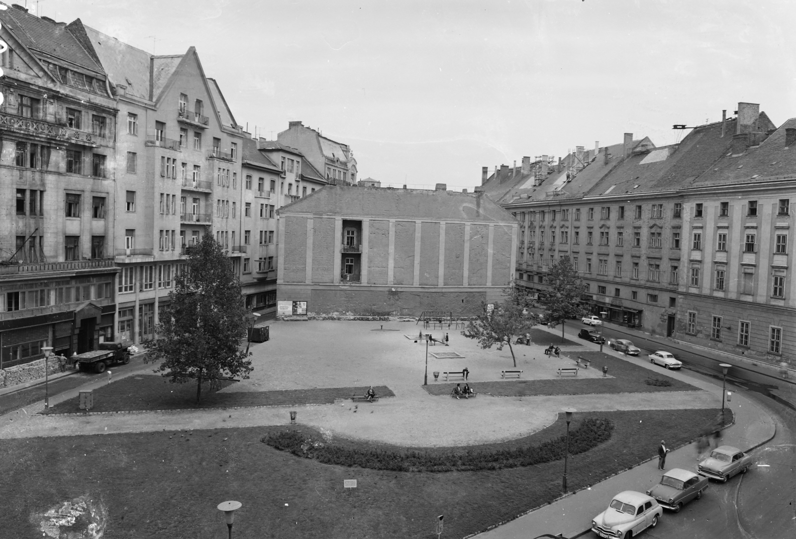 Magyarország, Budapest V., Szervita (Martinelli) tér, balra a Fehér Hajó utca, jobbra a Bárczy István utca., 1963, UVATERV, játszótér, teherautó, Mercedes-márka, Csepel-márka, lámpaoszlop, pad, automobil, Skoda Octavia, Wartburg 311/312, Opel Rekord P1, Opel Olympia Rekord, Budapest, Fortepan #91847