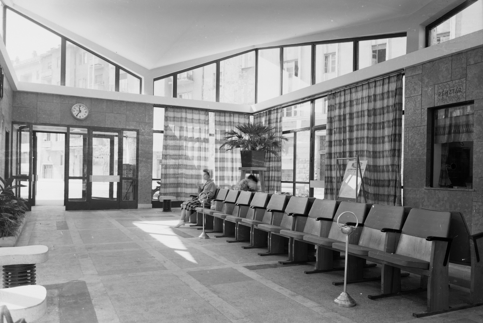 Hungary, Budapest XI., Kosztolányi Dezső téri autóbusz-pályaudvar a Bukarest utcában., 1963, UVATERV, watch, interior, waiting room, ashtray, bus terminal, Budapest, Vilmos Félix-design, Fortepan #91850