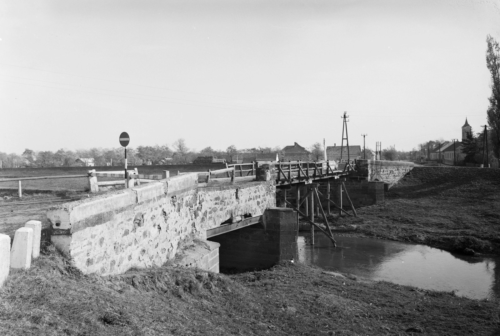 Hungary, Tarnaörs, lezárt ideiglenes híd a Tarna folyó felett az 1944-ben felrobbantott híd pótlására. Jobbra a Szent Miklós püspök-templom., 1963, UVATERV, church, bridge, wooden bridge, stone bridge, temporary bridge, Fortepan #91853