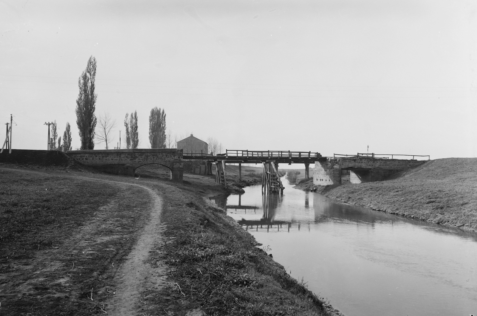 Hungary, Tarnaörs, ideiglenes híd a Tarna folyó felett az 1944-ben felrobbantott híd pótlására. Háttérben a malom épülete., 1963, UVATERV, bridge, temporary bridge, Fortepan #91854