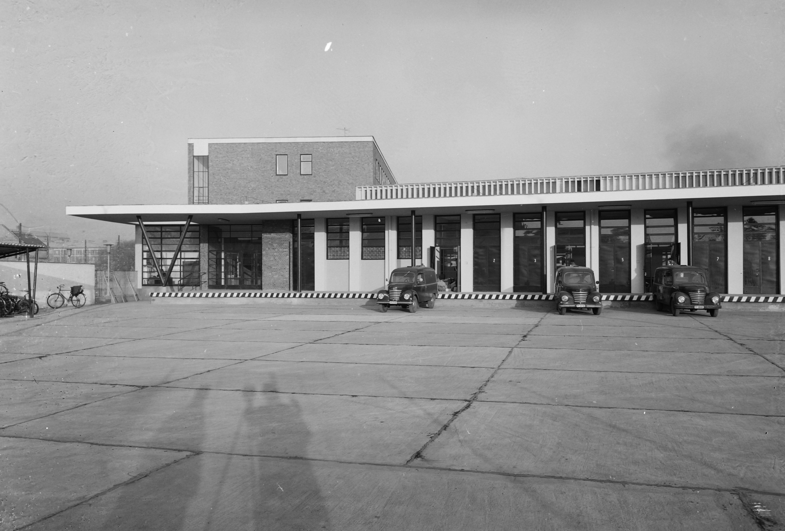 Hungary, Debrecen, Raktár utca, a vasútállomás melletti posta., 1963, UVATERV, post, shadow, automobile, Framo-brand, post office, Fortepan #91857