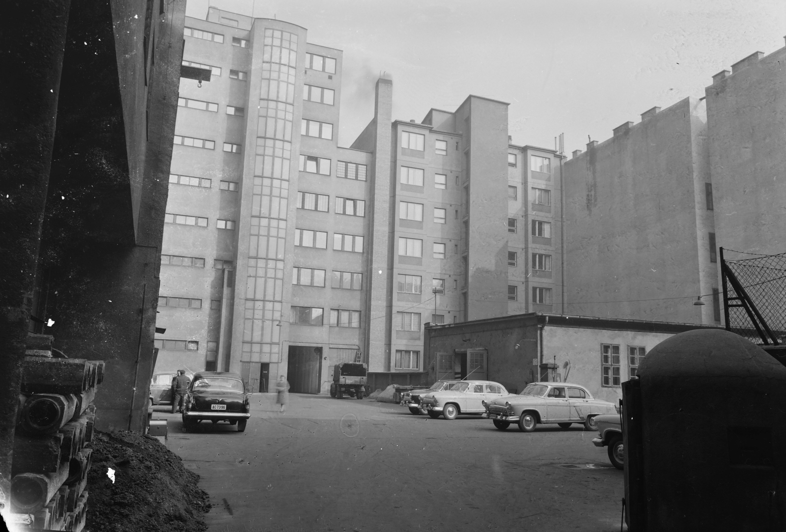 Hungary, Budapest VII., Dob utca 75-81., a KPM (Közlekedés- és Postaügyi Minisztérium) udvara. Szemben a Csengery utca 12. hátsó frontja., 1964, UVATERV, yard, M21 Wolga, Budapest, Fortepan #91864