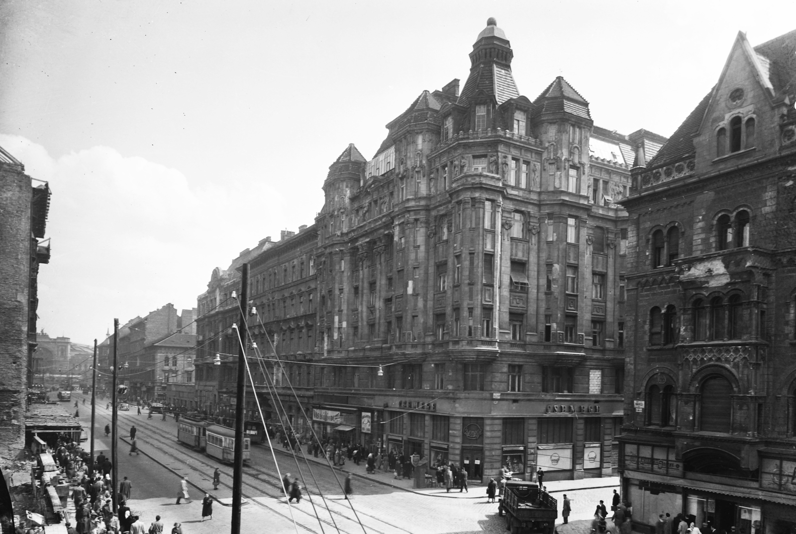 Hungary, Budapest VIII.,Budapest VII., Rákóczi út a Szövetség utcától a Keleti pályaudvar felé nézve, jobbra a Luther utca., 1957, UVATERV, commercial vehicle, tram, Budapest, Fortepan #91875