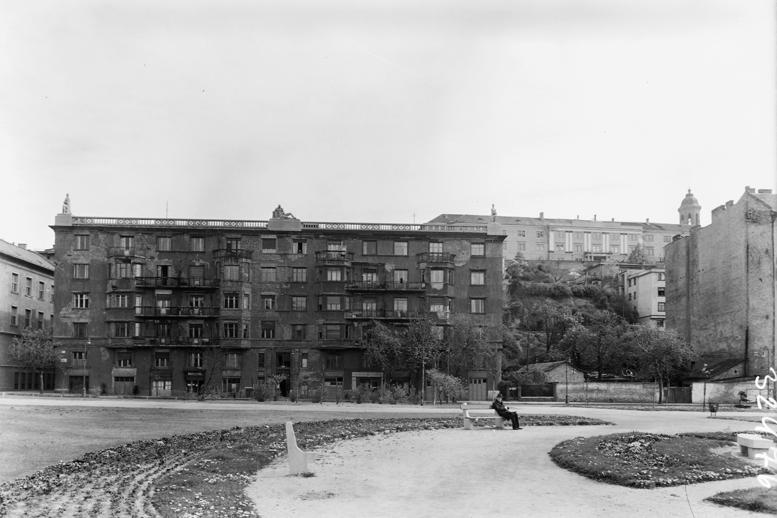 Hungary, Budapest I., Vérmező, szemben az Attila út 133. Jobbra fent a Hadtörténeti Múzeum és a Mária Magdolna templom tornya., 1957, UVATERV, Budapest, tenement house, flower bed, firewall, Fortepan #91877