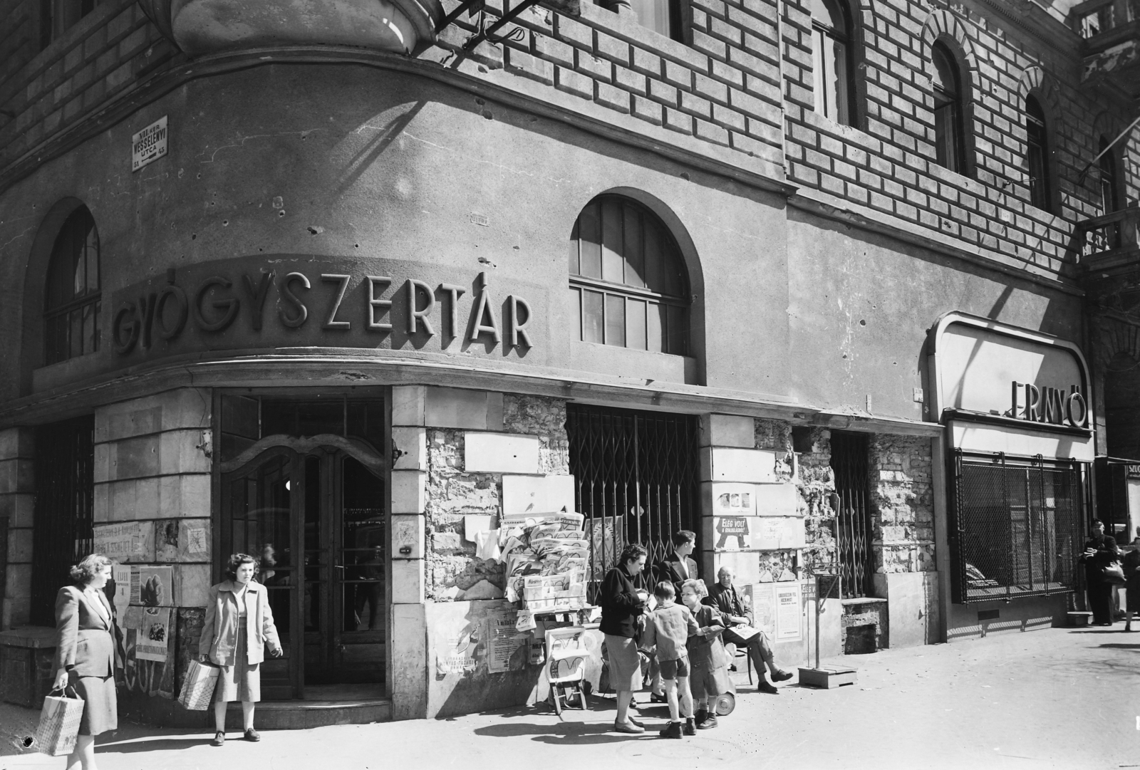 Hungary, Budapest VII., Wesselényi utca - Erzsébet (Lenin) körút sarok., 1957, UVATERV, pharmacy, newsstand, Budapest, Fortepan #91881