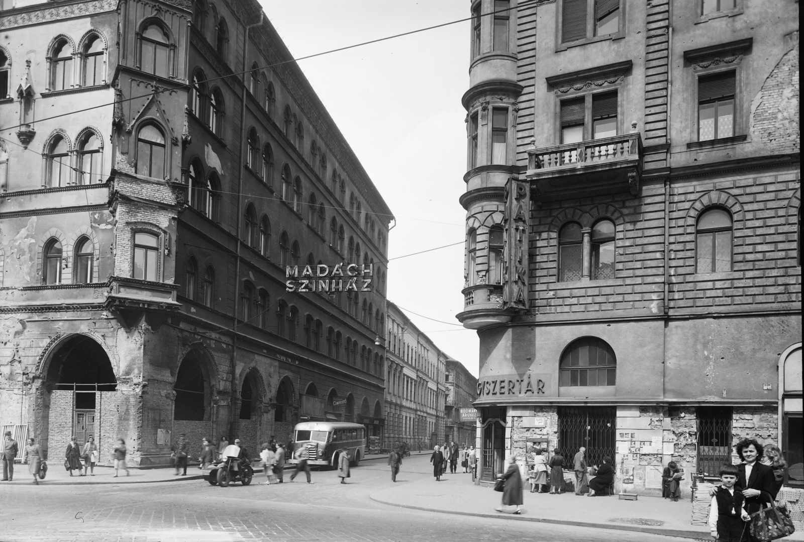 Hungary, Budapest VII., Erzsébet (Lenin) körút, szemben a Wesselényi utca., 1957, UVATERV, bus, street view, pharmacy, motorcycle with sidecar, newsstand, Budapest, Fortepan #91882