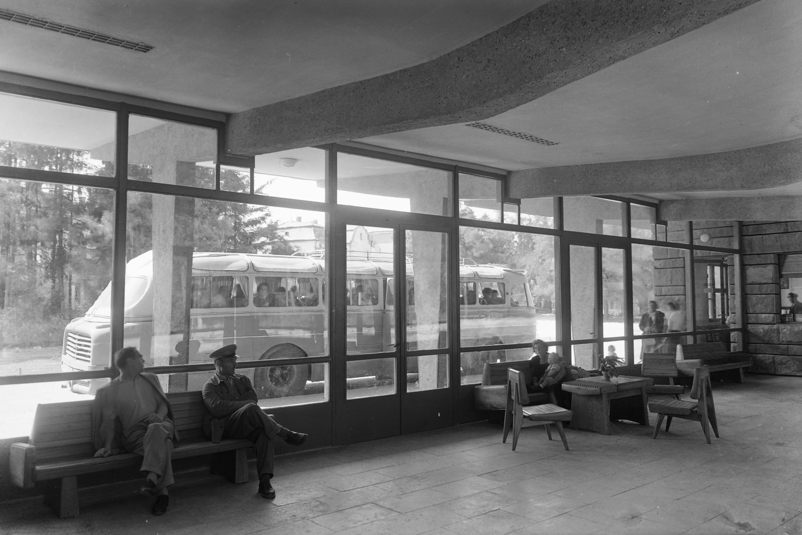Hungary, Hévíz, Deák Ferenc tér, autóbusz-pályaudvar., 1957, UVATERV, bus stop, Fortepan #91884