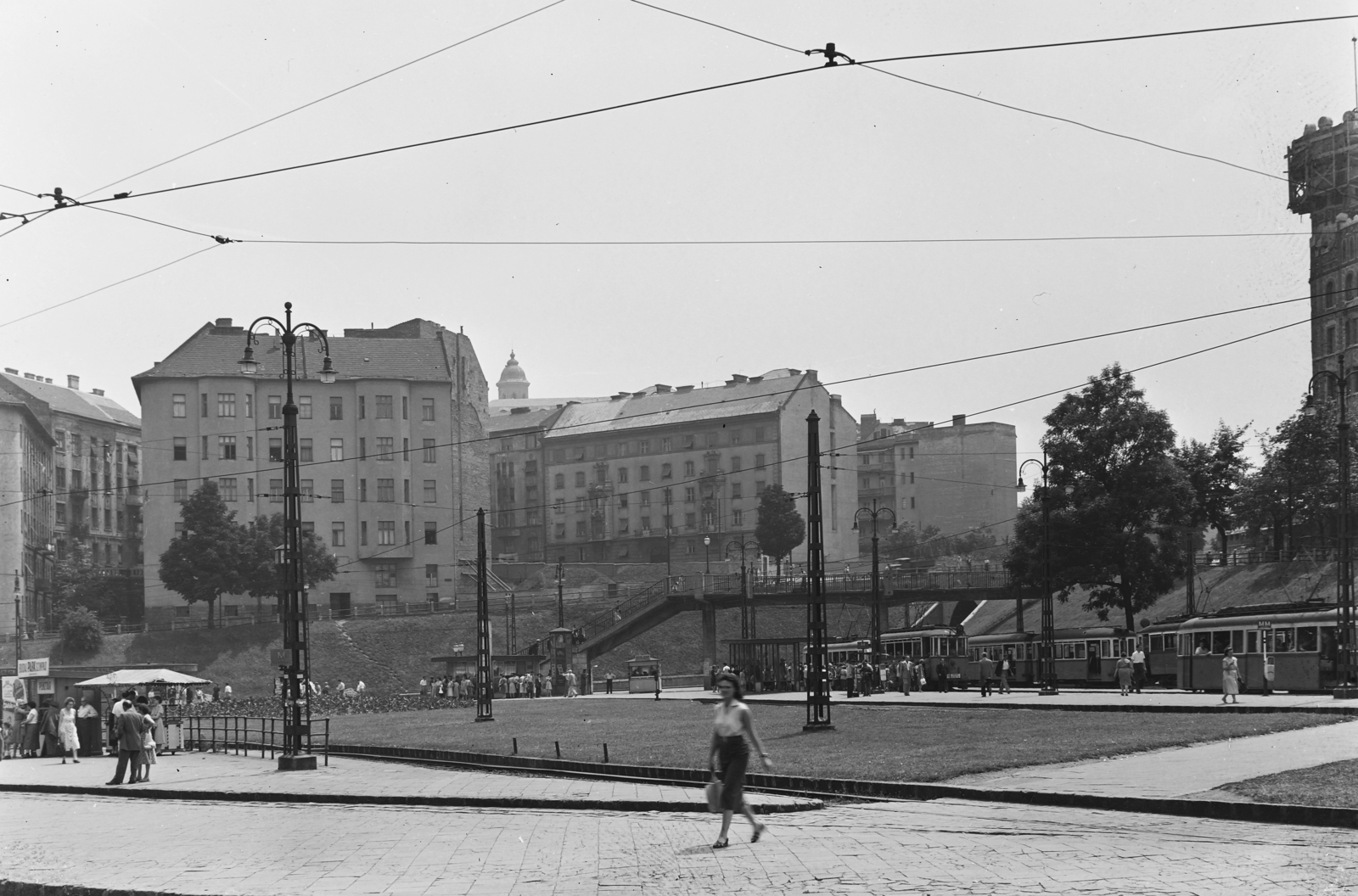 Hungary, Budapest I.,Budapest II., Széll Kálmán (Moszkva) tér a Vérmező út és a Várfok utca találkozása felé nézve., 1957, UVATERV, pedestrian, street view, tram, ad pillar, lamp post, cobblestones, tram stop, Budapest, Fortepan #91888
