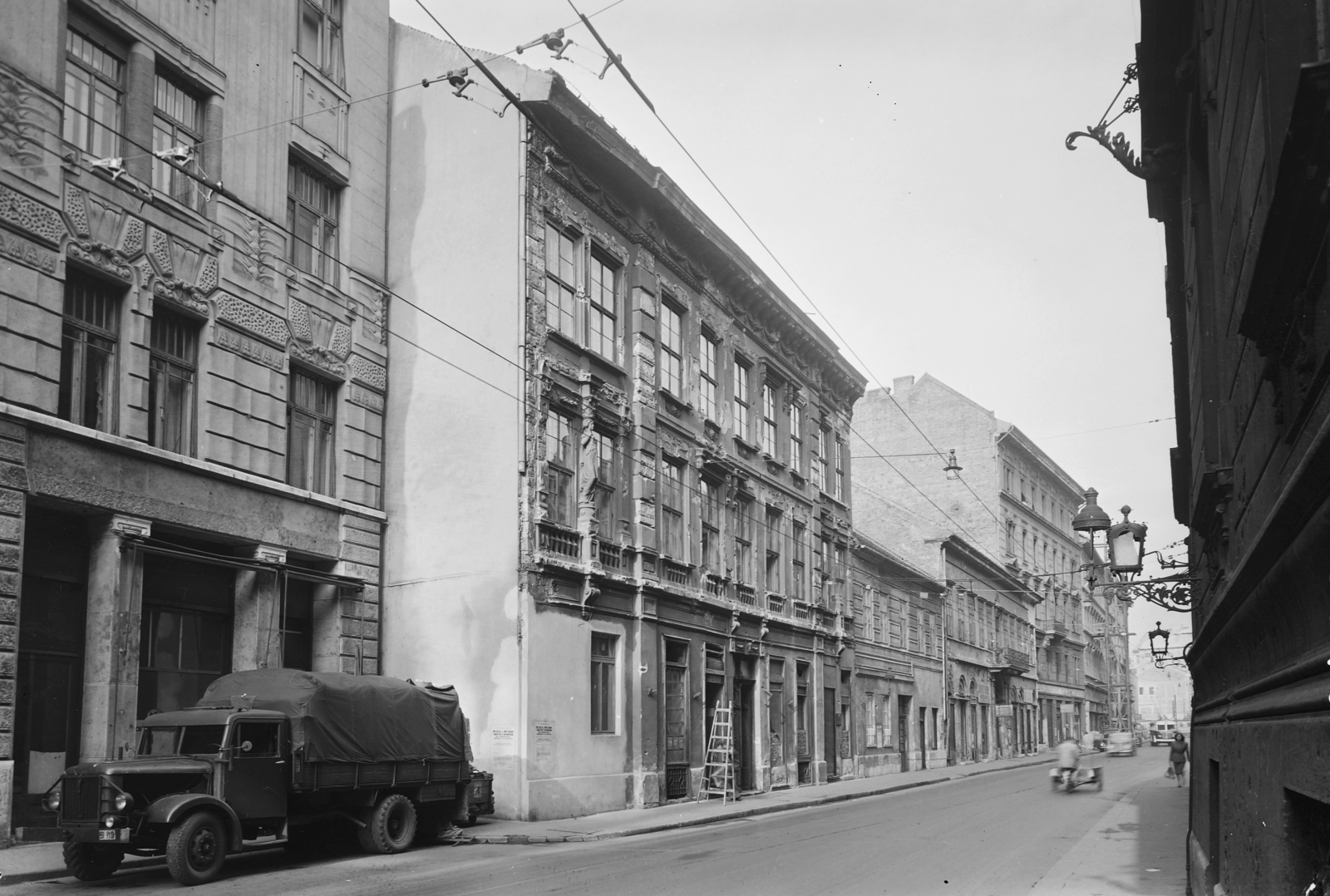 Hungary, Budapest VIII., Baross utca a Fővárosi Szabó Ervin Könyvtár épületétől a Kálvin tér felé nézve., 1957, UVATERV, commercial vehicle, street view, Budapest, Fortepan #91895
