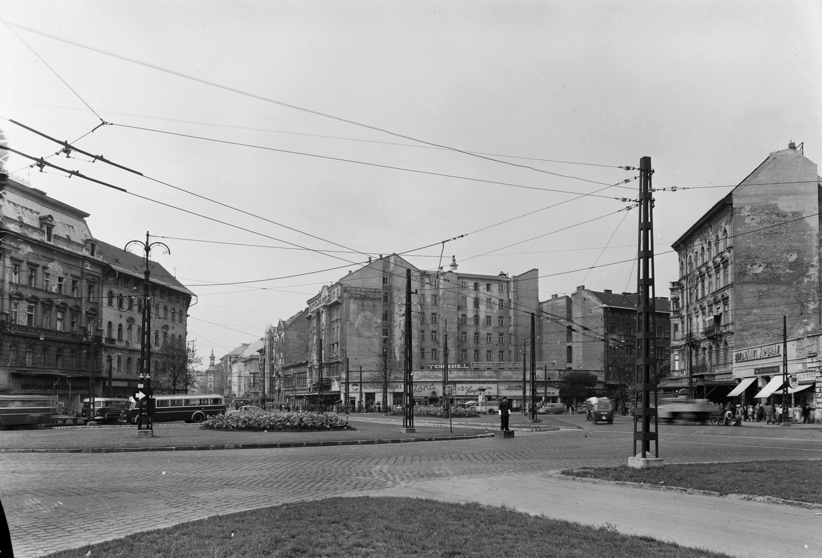 Magyarország, Budapest VIII., Baross tér, szemben a Rákóczi út, jobbra a Rottenbiller utca torkolata., 1957, UVATERV, autóbusz, cégtábla, teherautó, utcakép, életkép, rendőr, buszmegálló, Ikarus 60, GAZ M20 Pobeda, MÁVAG Tr5, furgon, rendőrdobogó, Budapest, Fortepan #91904