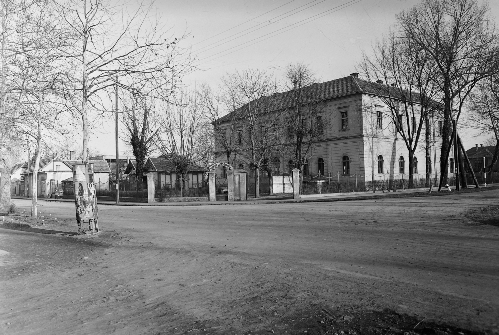 Hungary,Lake Balaton, Fonyód, Ady Endre utca, jobbra a Szent István utca torkolata. szemben a Fonyódi Járás Tanácsa (később a Fonyódi Járási Hivatal) épülete., 1958, UVATERV, street view, ad pillar, public building, Fortepan #91918