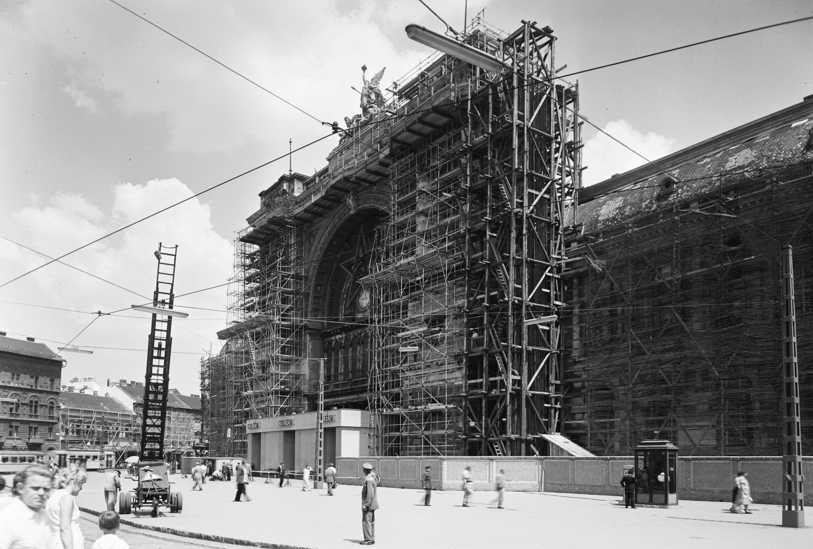 Hungary, Budapest VIII., Baross tér, Keleti pályaudvar., 1959, UVATERV, construction, street view, genre painting, tram, ladder, phone booth, train station, scaffolding, eclectic architecture, Budapest, Gyula Rochlitz-design, Fortepan #91921
