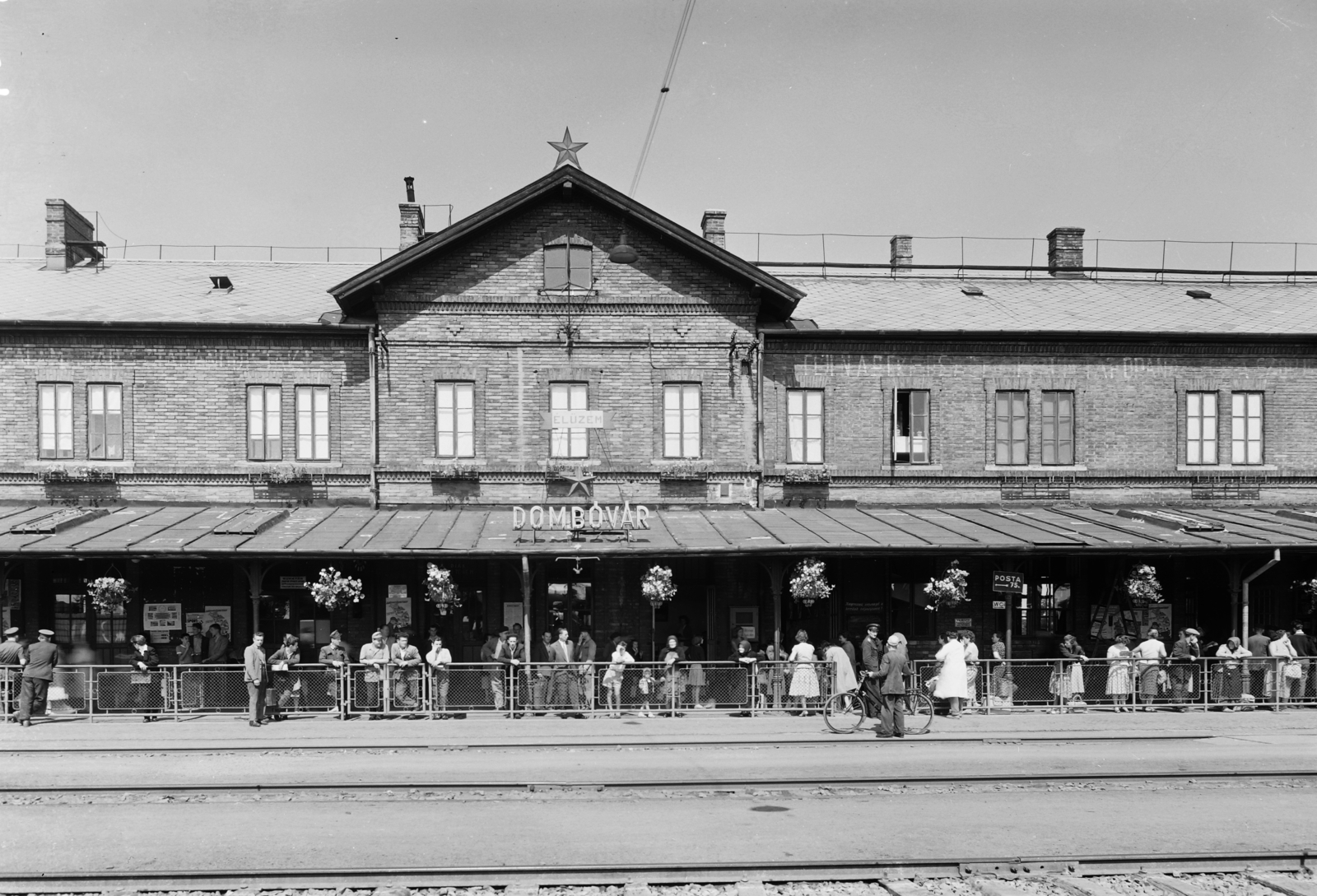 Hungary, Dombóvár, vasútállomás., 1960, UVATERV, bicycle, Hungarian Railways, railway, genre painting, Red Star, train station, passenger, place-name signs, Fortepan #91924