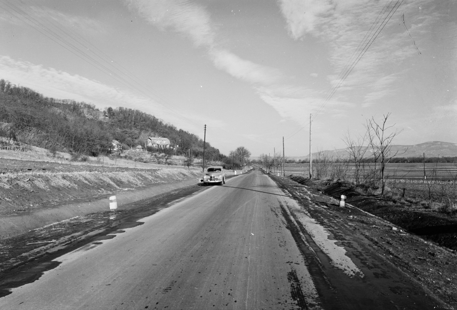 Hungary, Leányfalu, a 11-es főút a Rózsa utcánál, jobbra a távolban a Naszály hegy., 1960, UVATERV, M20 Pobeda, Fortepan #91950