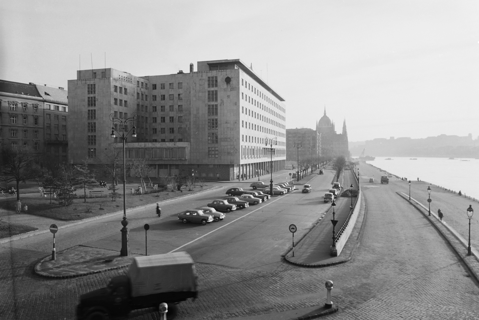 Hungary, Budapest V., Széchenyi rakpart a Margit híd felől., 1960, UVATERV, traffic, commercial vehicle, street view, car park, lamp post, csibi lamp, automobile, Budapest, Fortepan #91954