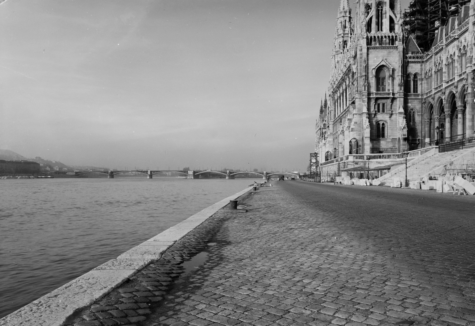 Hungary, Budapest V., pesti alsó rakpart a Parlamentnél, háttérben a Margit híd., 1960, UVATERV, Imre Steindl-design, Neo-Gothic-style, eclectic architecture, Budapest, Fortepan #91955