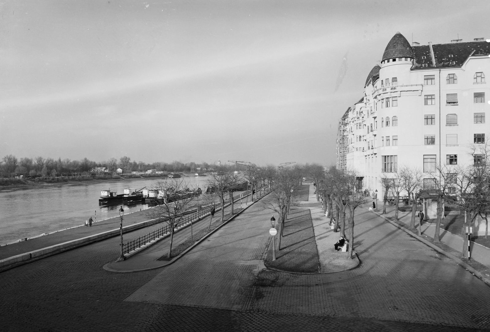 Hungary, Budapest XIII., Újpesti rakpart a Margit hídról nézve. Jobbra a Palatinus házak., 1960, UVATERV, street view, barge, Budapest, Fortepan #91956