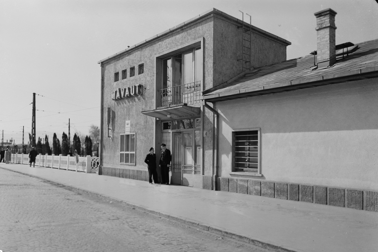 Hungary, Szentendre, Dózsa György út, előtérben a MÁVAUT autóbusz-pályaudvar, háttérben a HÉV végállomás., 1961, UVATERV, uniform, modern architecture, neon sign, bus stop, Fortepan #91957