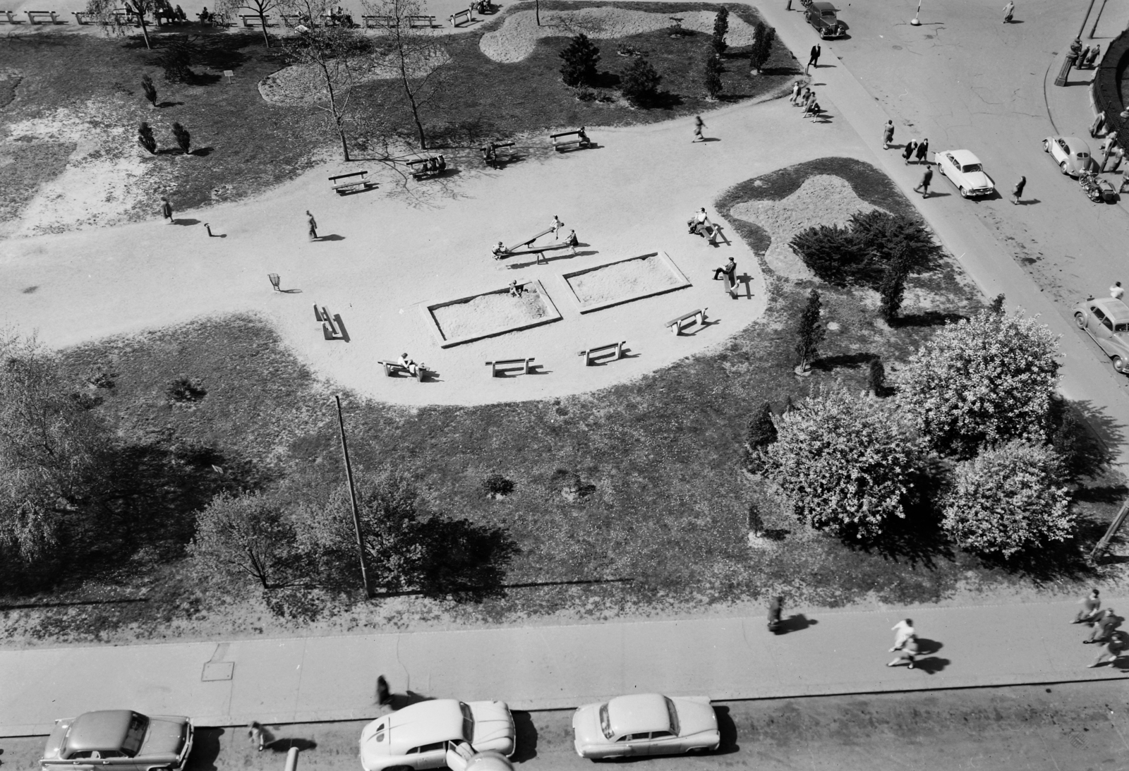 Hungary, Budapest V., Apáczai Csere János utca az UVATERV székházból a Dunakorzó felé nézve, jobbra a Vigadó tér., 1961, UVATERV, playground, seesaw, bench, shadow, Volkswagen Beetle, Budapest, bird's eye view, Fortepan #91958