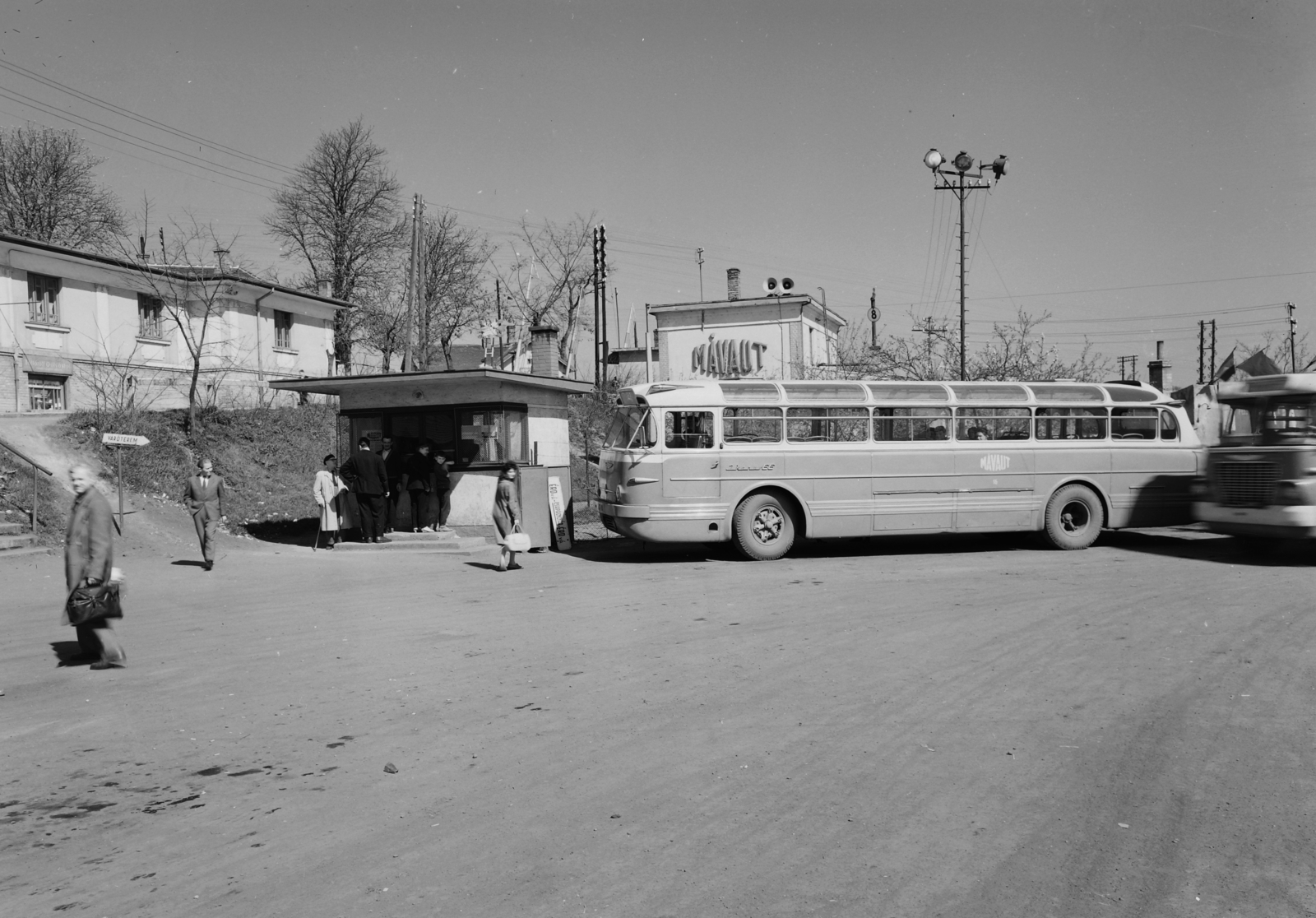 Hungary, Érd, autóbusz-állomás., 1961, UVATERV, MÁVAUT-organisation, Ikarus 620, bus stop, Fortepan #91959