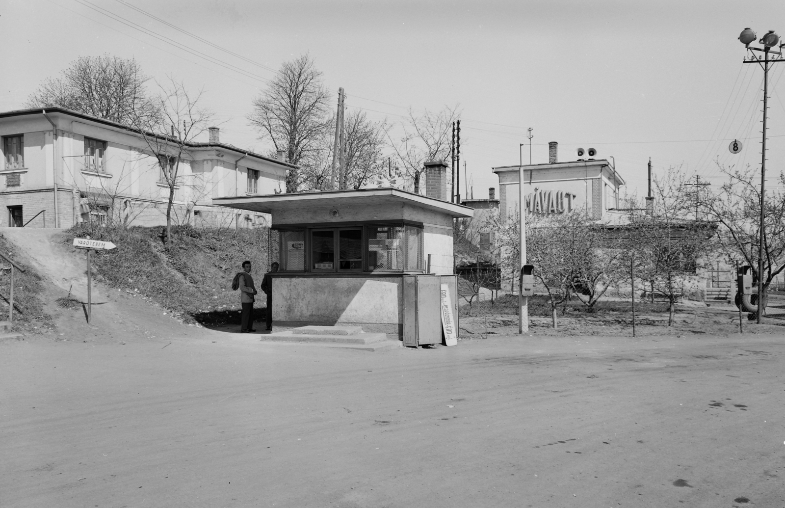 Hungary, Érd, autóbusz-állomás., 1961, UVATERV, MÁVAUT-organisation, trash can, board, destination sign, bus stop, Fortepan #91960