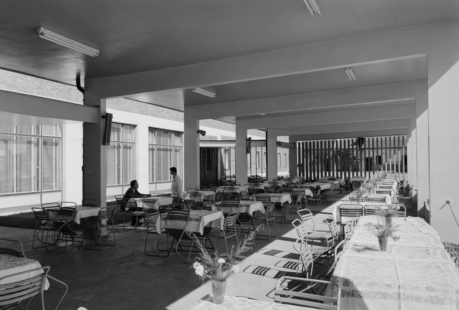 Hungary, Debrecen, Nagyállomás, étterem., 1961, UVATERV, flower, speaker, garden furniture, outdoor chair, waiter, vase, neon lights, modern architecture, Fortepan #91968