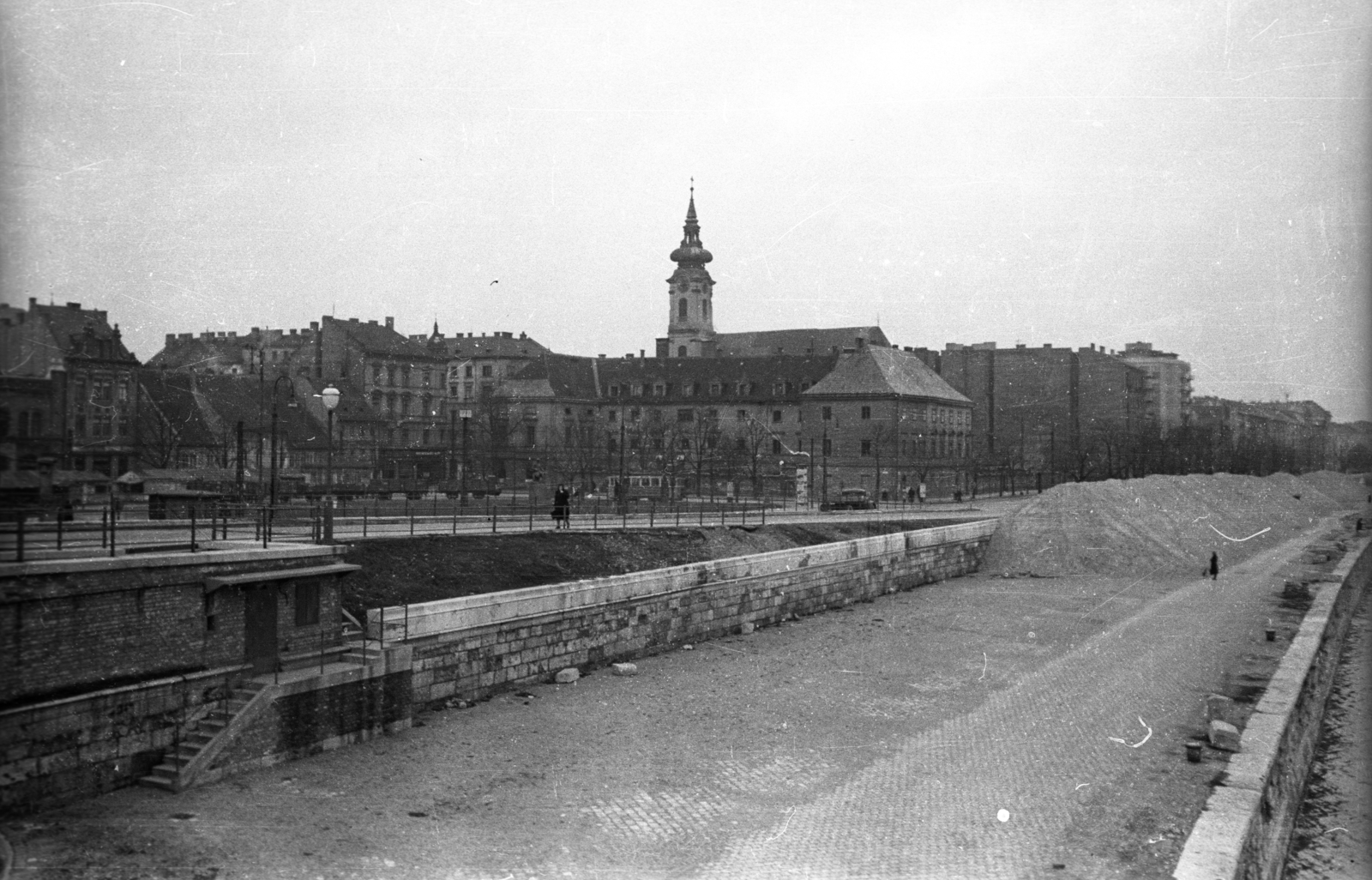 Hungary, Budapest I., Batthyány tér és a Bem rakpart a Kossuth hídról nézve., 1952, UVATERV, church, commercial vehicle, street view, tram, ad pillar, Baroque-style, coach, Budapest, Fortepan #92007