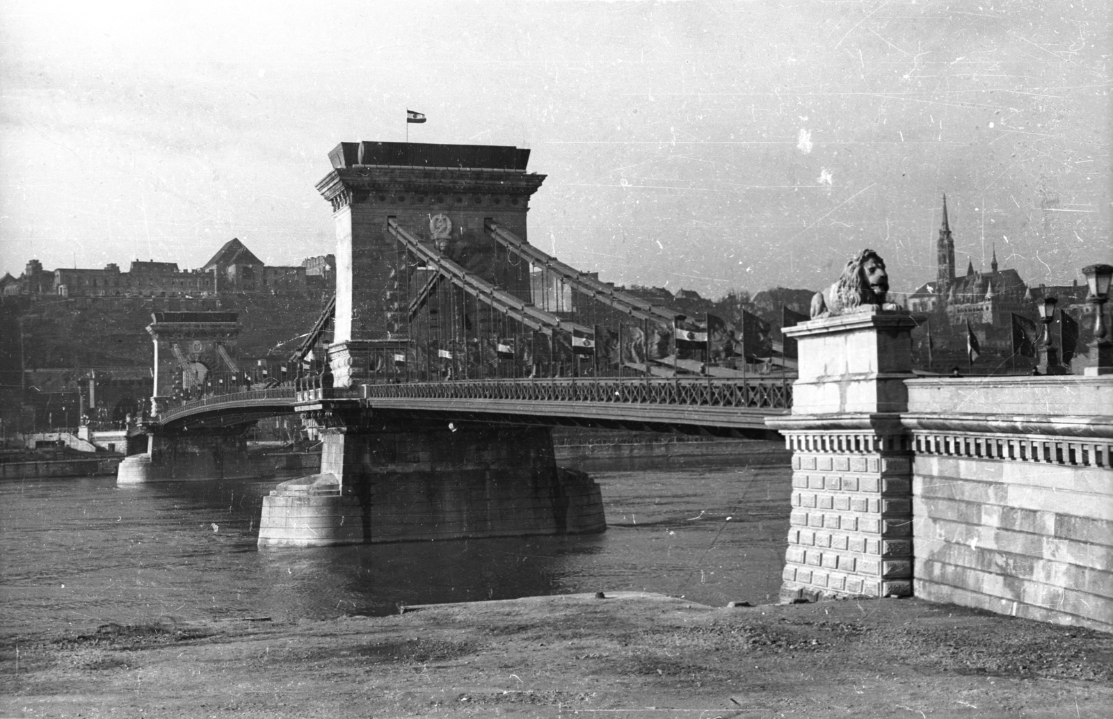 Hungary, Budapest V., az újjáépített Széchenyi Lánchíd a pesti hídfőtől a budai Vár felé nézve., 1949, UVATERV, church, flag, picture, arch, stone lion, Budapest, suspension bridge, Danube's shore, Duna-bridge, Rákosi crest, William Tierney Clark-design, Fortepan #92021
