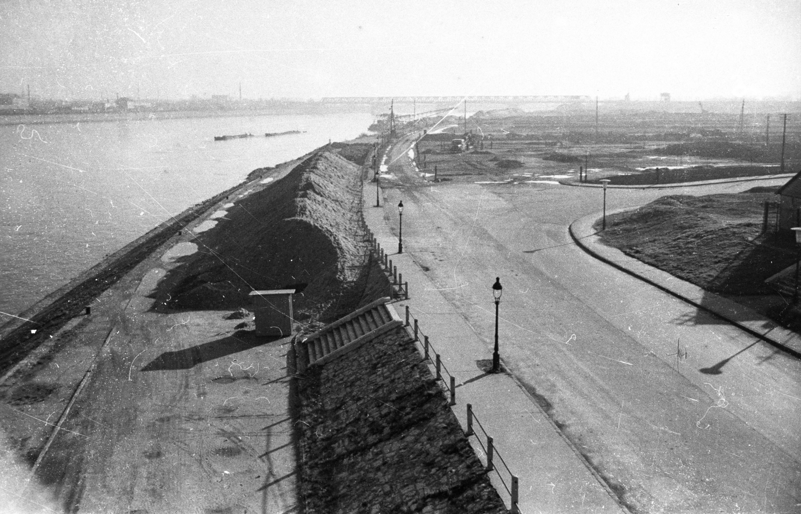 Hungary, Budapest XI., Lágymányosi rakpart a Petőfi hídról nézve, háttérben az Összekötő vasúti híd., 1960, UVATERV, bridge, wharf, Budapest, Fortepan #92024