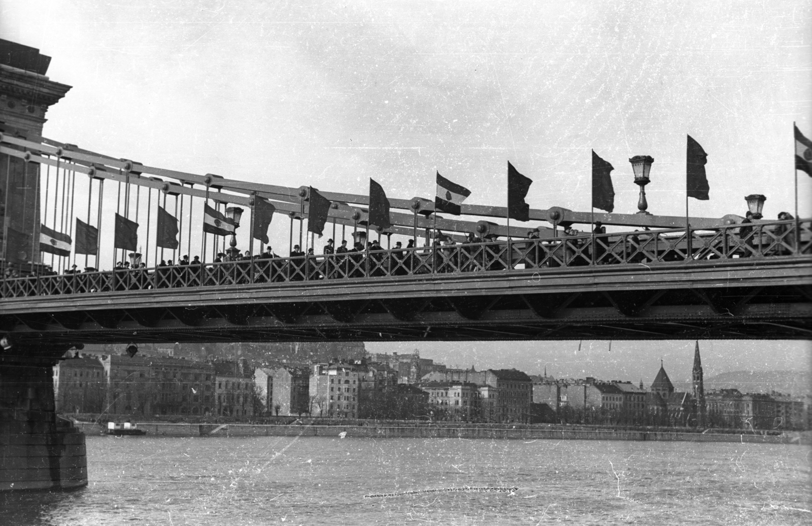 Magyarország, Budapest V., az újjáépített Széchenyi Lánchíd a pesti hídfőtől a Bem (Mónus Illés) rakpart felé nézve., 1949, UVATERV, zászló, Budapest, függőhíd, William Tierney Clark-terv, Fortepan #92027