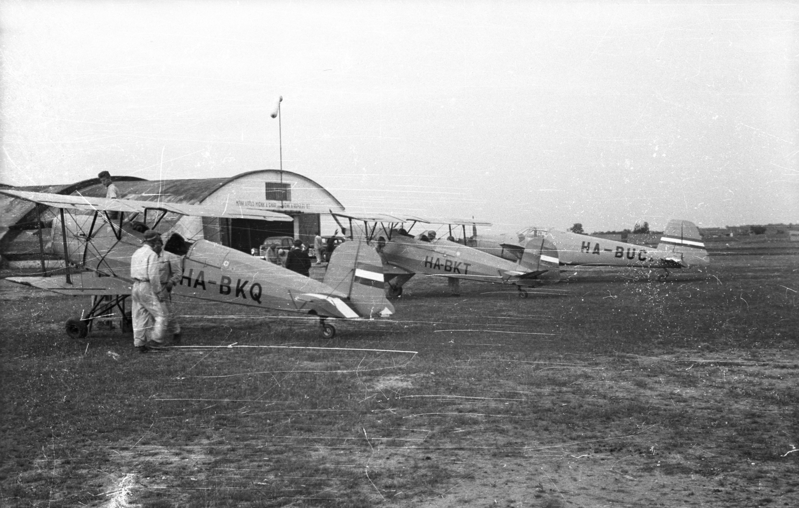Magyarország, Szentes, repülőtér, Bücker Bü 131 "Jungmann" magyar neve "Csíz" repülőgépek és egy Zlin-381 Fecske típusú repülőgép., 1949, UVATERV, repülőgép, repülőtér, Bücker-márka, Zlin-márka, Zlín Z381 Fecske, Bücker Bü 131, Fortepan #92033