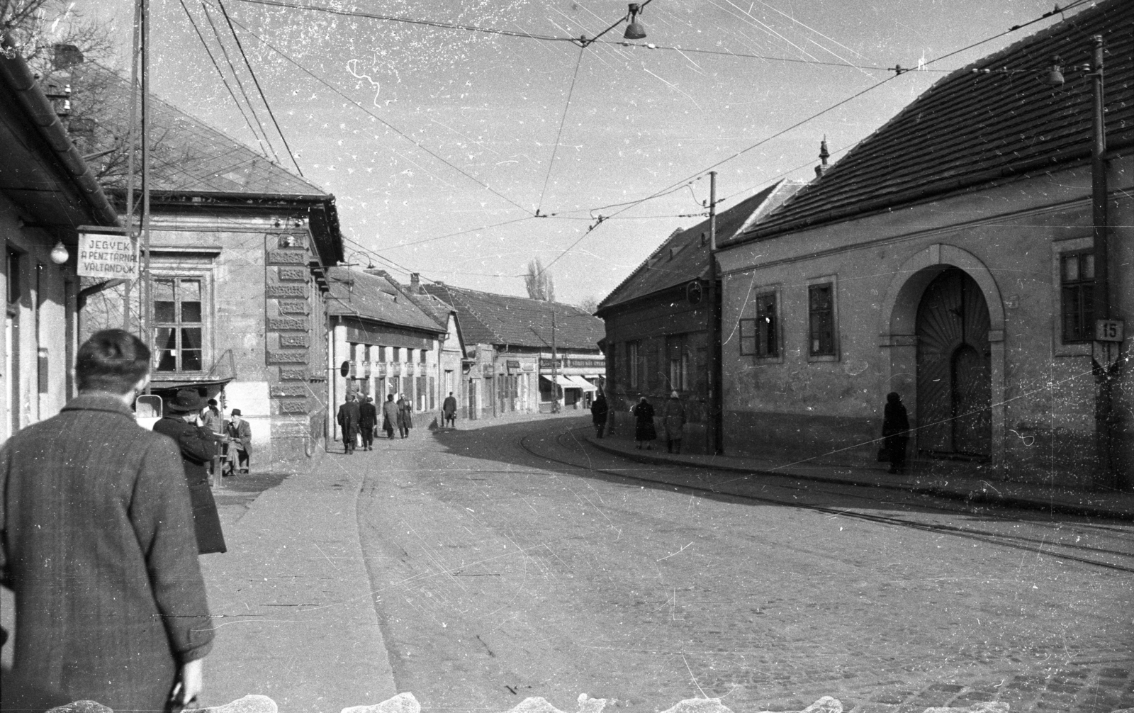 Hungary, Budapest XXII., Nagytétényi út (Vörös Hadsereg útja) a Szabadság utca irányából a város felé nézve, balra a HÉV végállomásának forgalmi épülete., 1960, UVATERV, pedestrian, street view, genre painting, commuter train, lottery ticket sellers, Budapest, Fortepan #92057