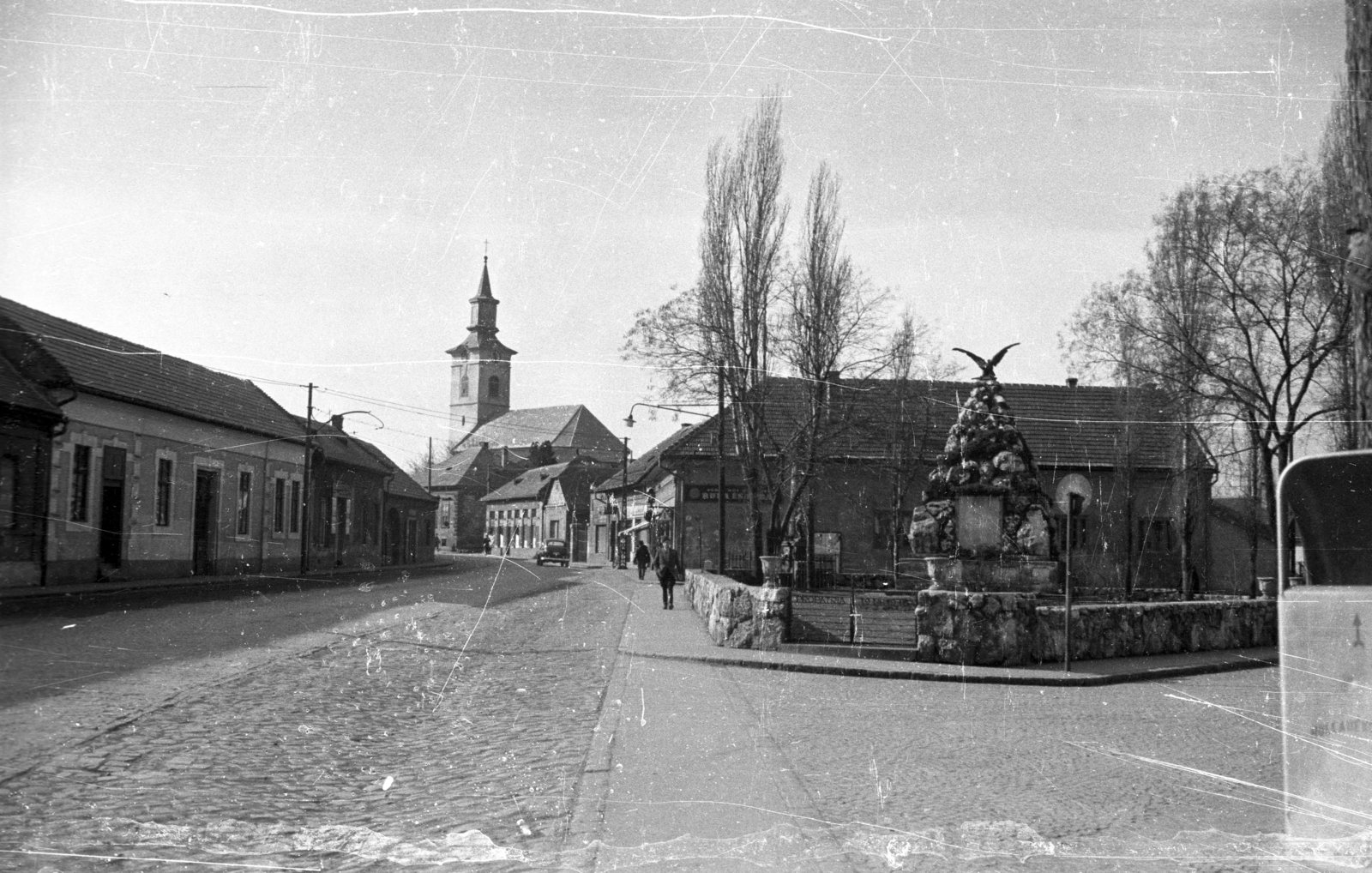 Hungary, Budapest XXII., Szentháromság (Nagytétényi Szőlő) tér, I. világháborús emlékmű. A Nagytétényi út (Vörös Hadsereg útja) a Nagyboldogasszony-templom felé nézve., 1960, UVATERV, street view, trash can, Budapest, Fortepan #92059