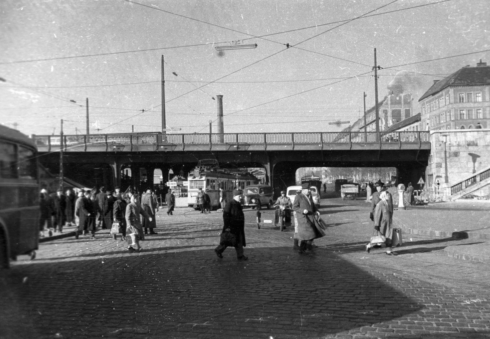 Hungary, Budapest IX., Boráros tér, a Petőfi híd hídfője, háttérben a Közraktár utca házsora., 1959, UVATERV, traffic, street view, tram, automobile, Framo-brand, Budapest, Fortepan #92066